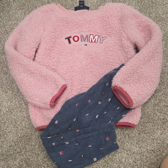 Tommy Hilfiger Other - Tommy Hilfiger Pink Fleece Apparel